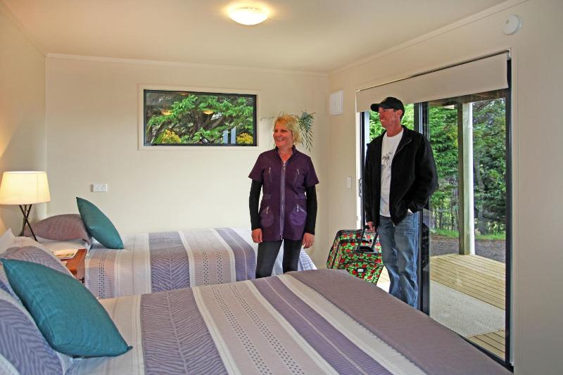 Auckland Country Cottages image