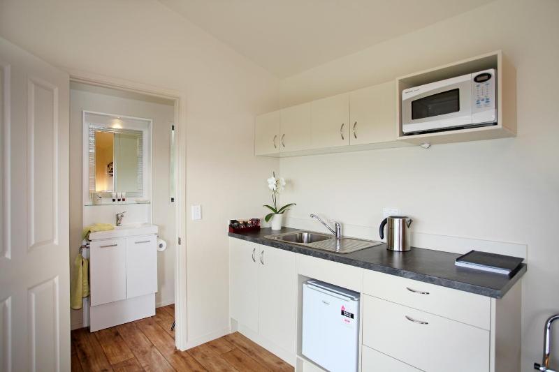 Auckland Country Cottages image