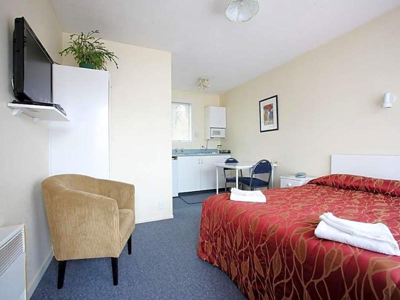 Queens Park Motels image