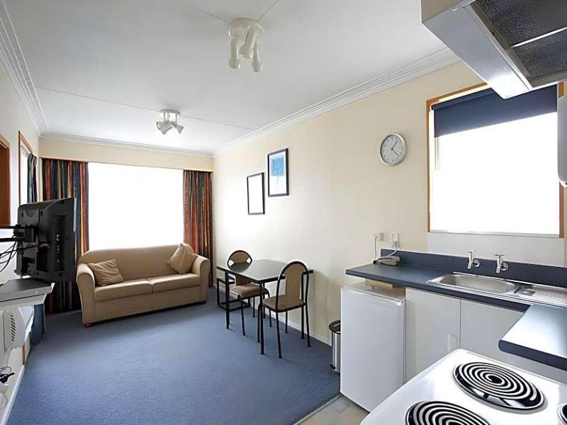 Queens Park Motels image