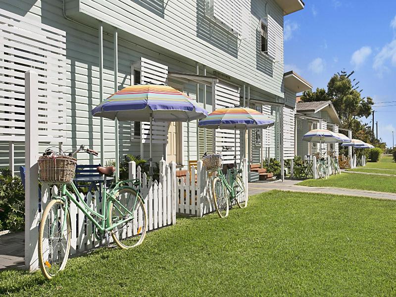 La Costa Motel image