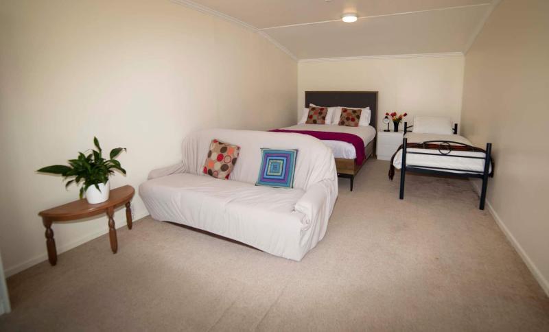 Surat Bay Lodge by the Sea/Backpackers Hostel image