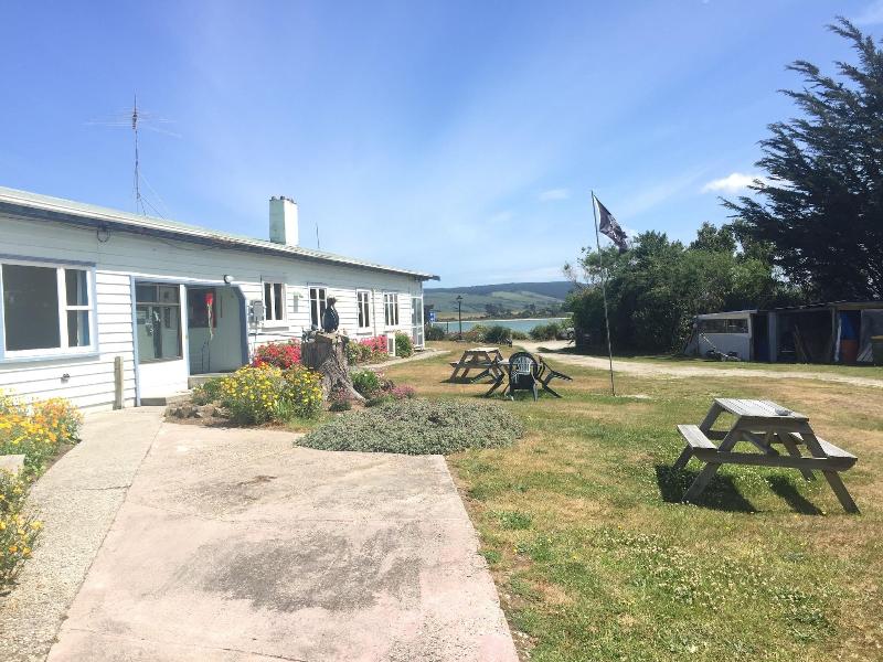 Surat Bay Lodge by the Sea/Backpackers Hostel image