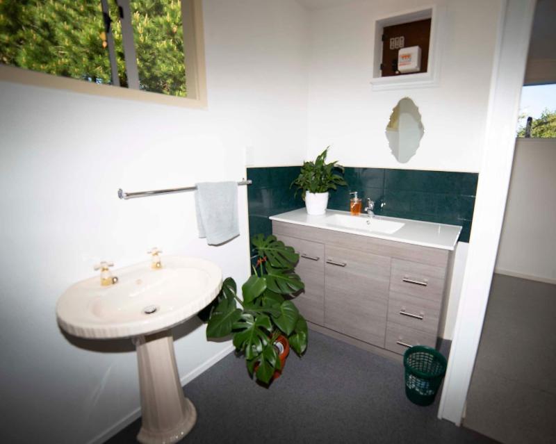 Surat Bay Lodge by the Sea/Backpackers Hostel image
