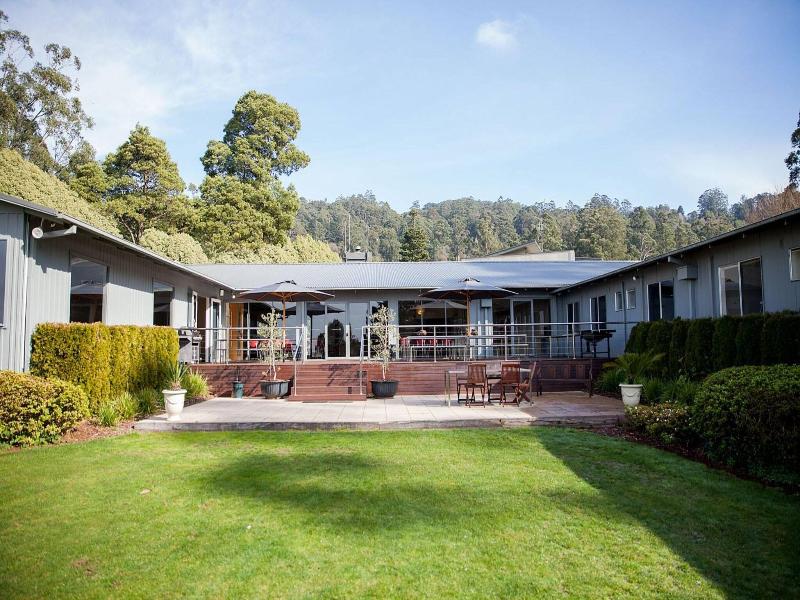 Country Place Retreat image