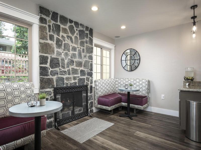 Candle Light Inn image