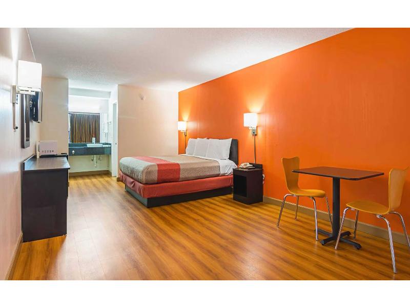 1 King Bed | Mob Acc RI Shwr Nsmk Micfridg