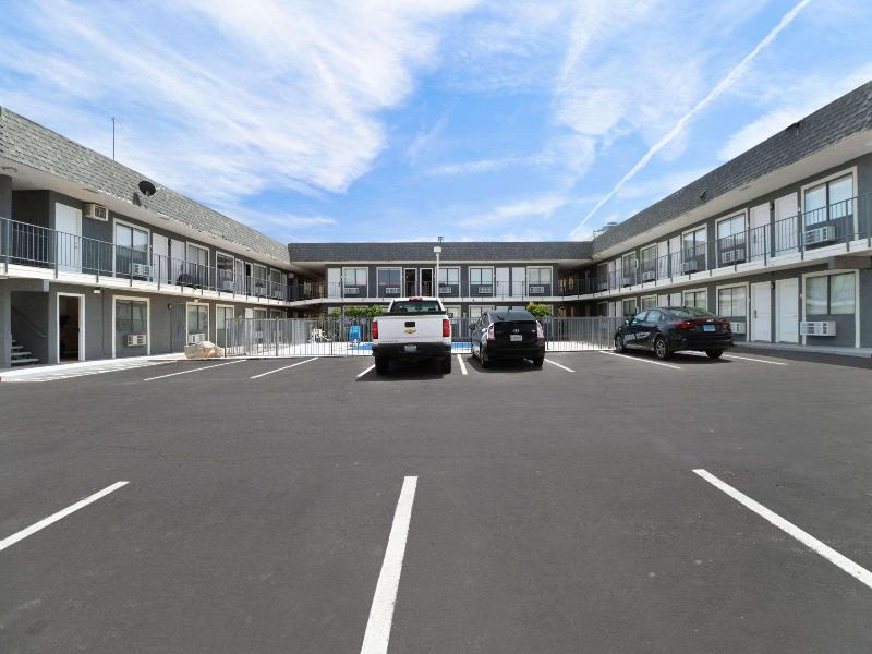 Clarion Pointe Ridgecrest Near China Lake Naval St image