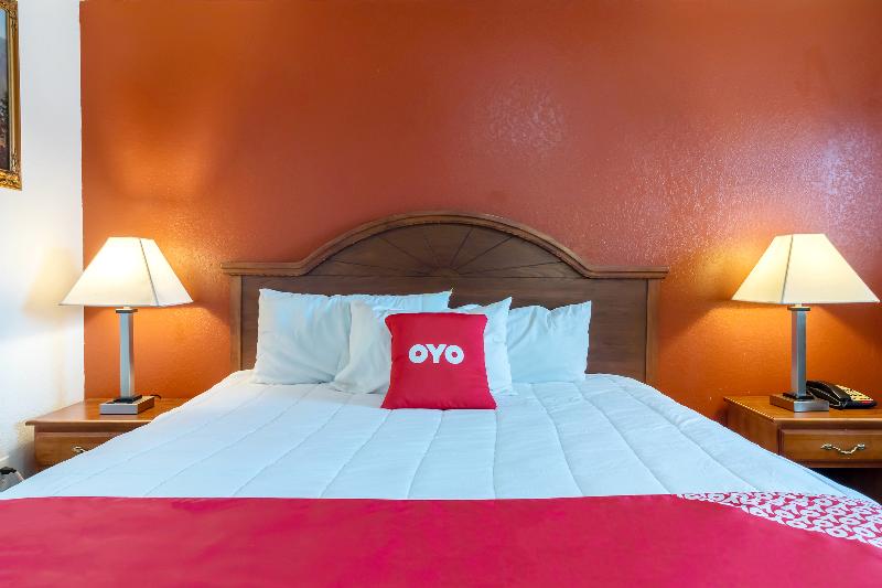 OYO Garden Inn and Suites Pearsall I-35 East image