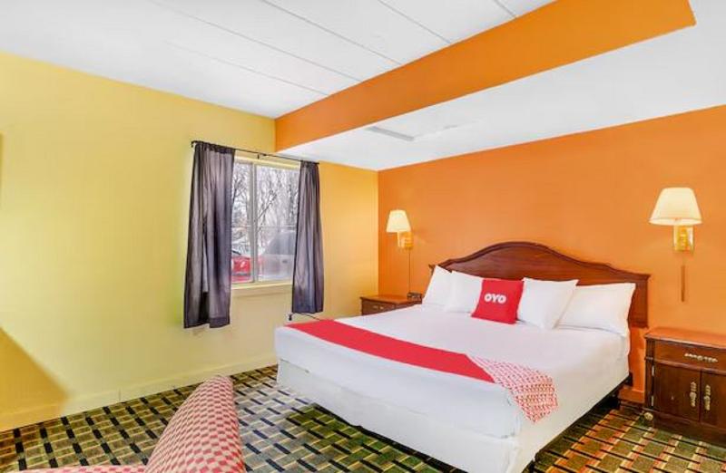 OYO Hotel Downtown Peoria I-74 image
