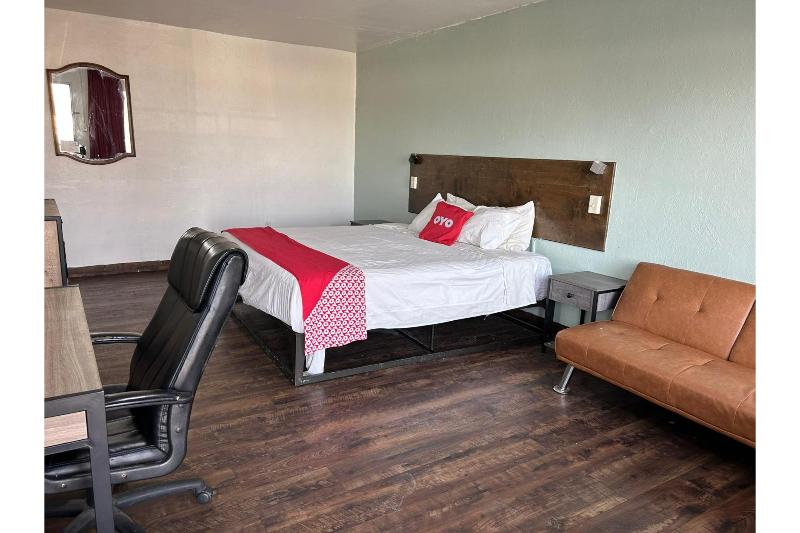 OYO Hotel Downtown Peoria I-74 image