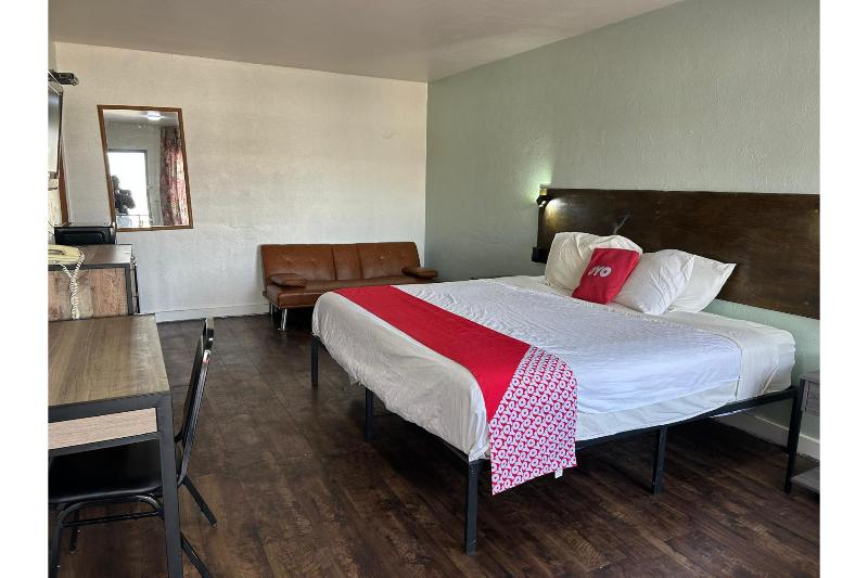 OYO Hotel Downtown Peoria I-74 image