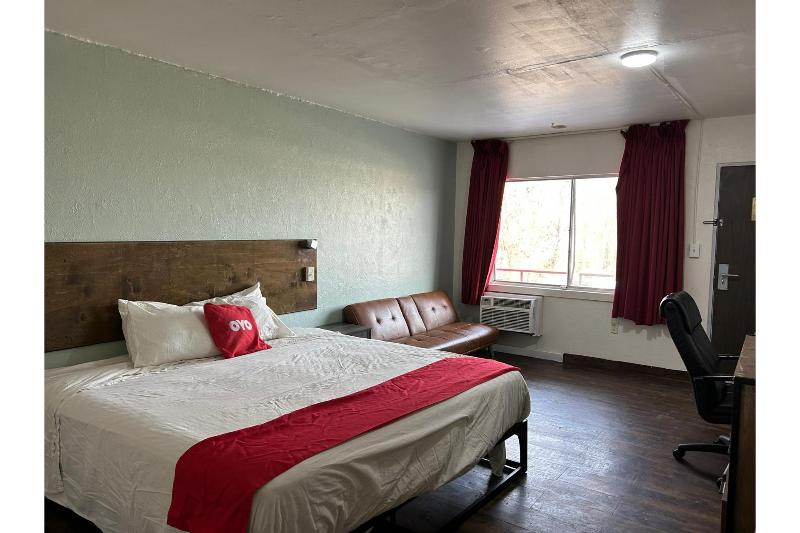 OYO Hotel Downtown Peoria I-74 image