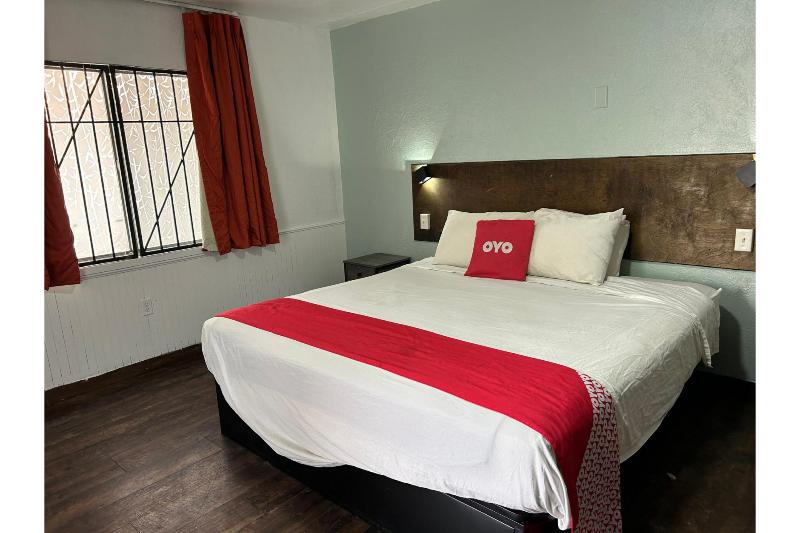 OYO Hotel Downtown Peoria I-74 image