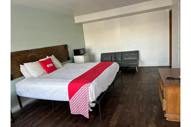 OYO Hotel Downtown Peoria I-74 image