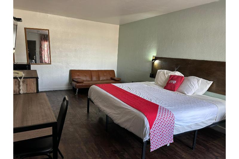 OYO Hotel Downtown Peoria I-74 image