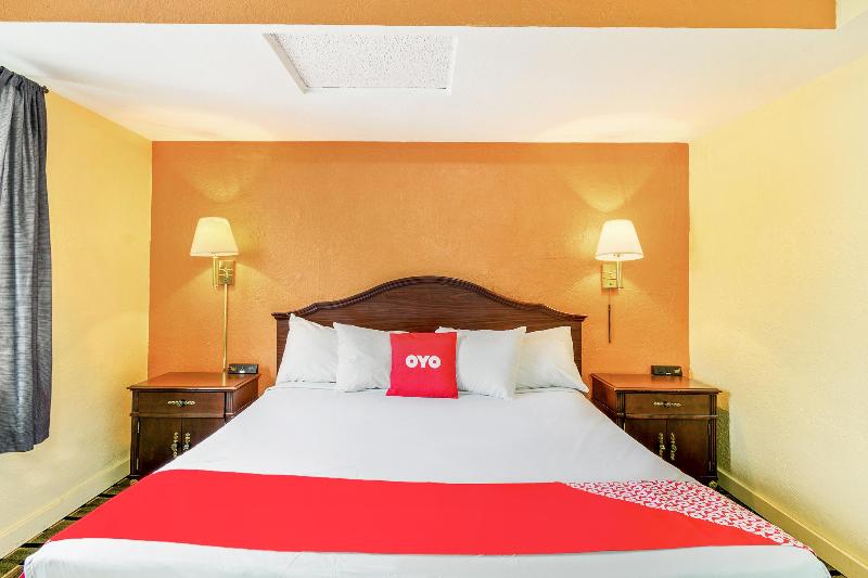 OYO Hotel Downtown Peoria I-74 image
