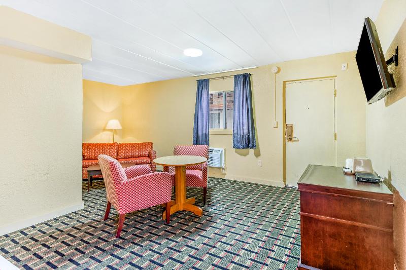 OYO Hotel Downtown Peoria I-74 image