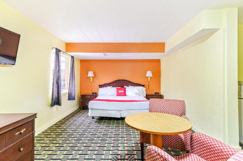 OYO Hotel Downtown Peoria I-74 image