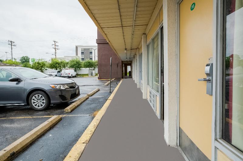 OYO Hotel St. Louis Lambert Airport
