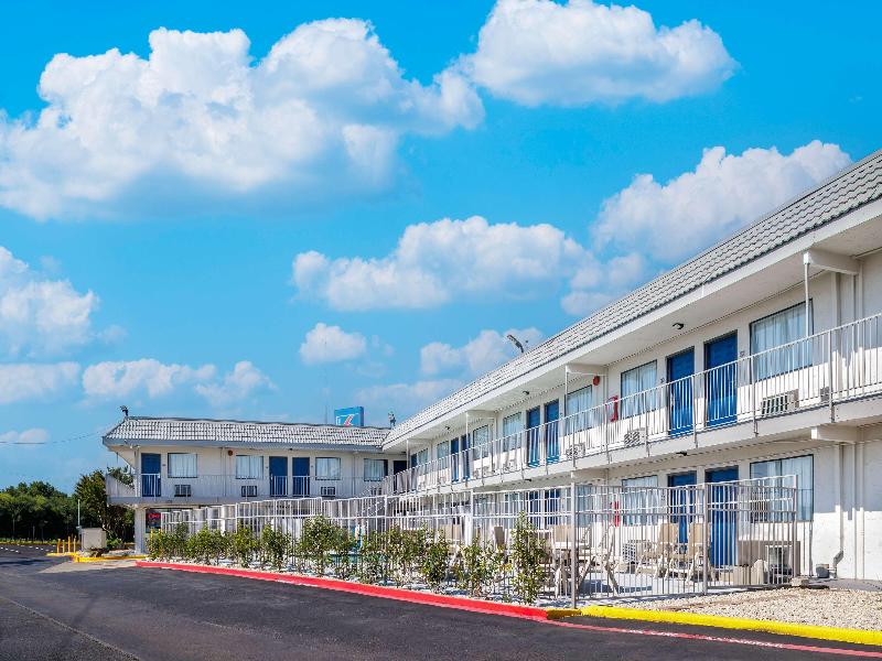 Hotel Fort Worth East Gateway Ball Park image