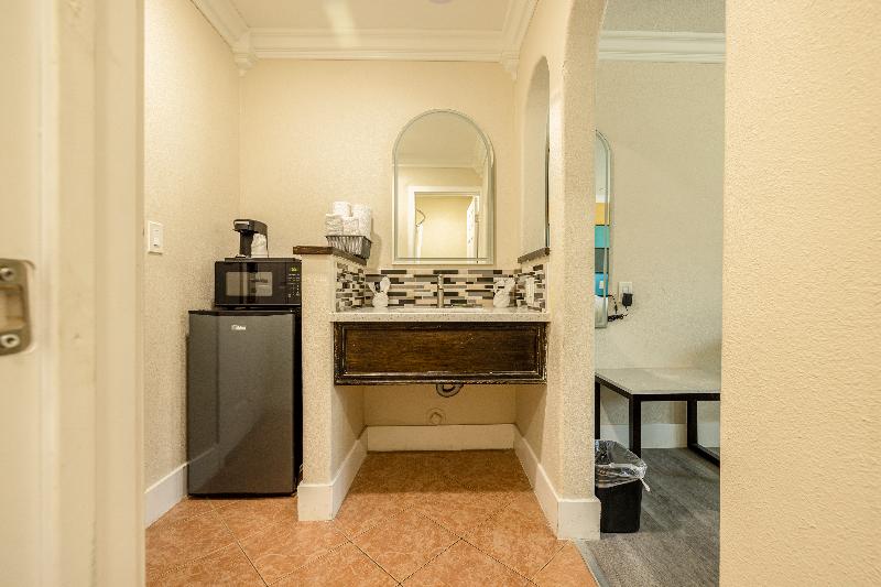 Hotel Avenida Victorville I 15 image