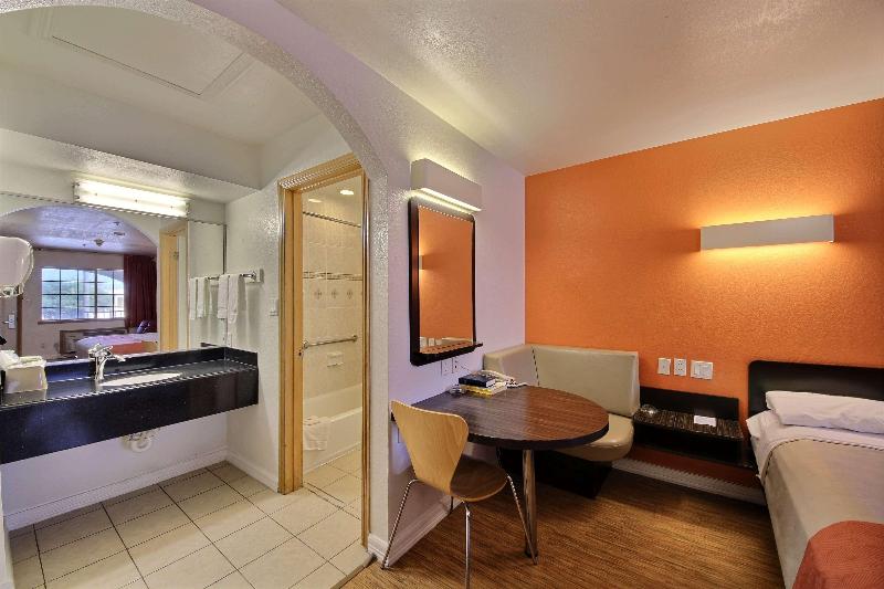 Motel 6 Edinburg image