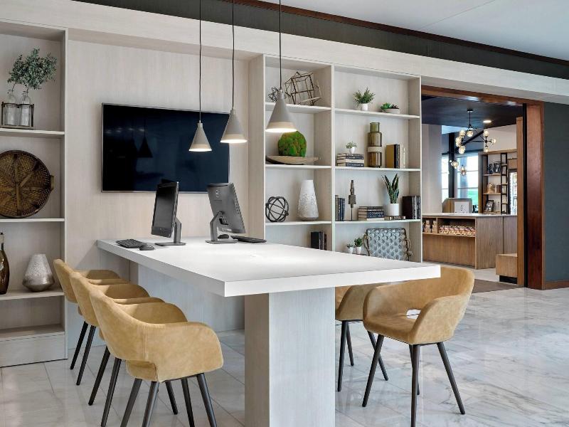 Delta Hotels By Marriott Milwaukee Northwest image