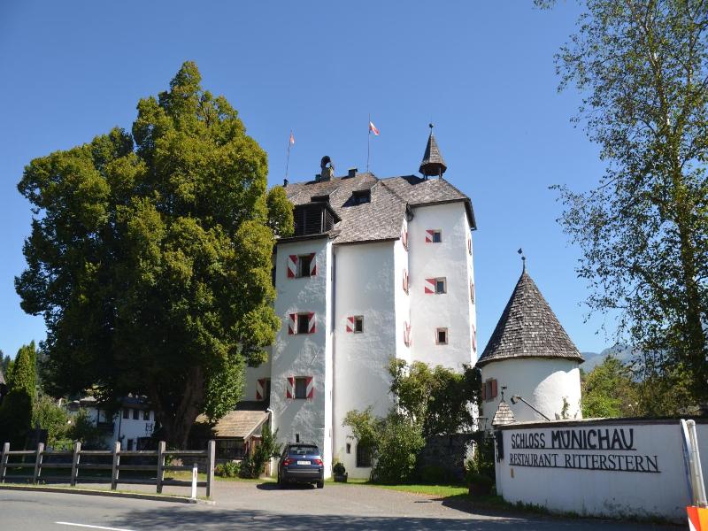 Schloss Munichau image