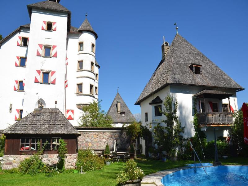 Schloss Munichau image