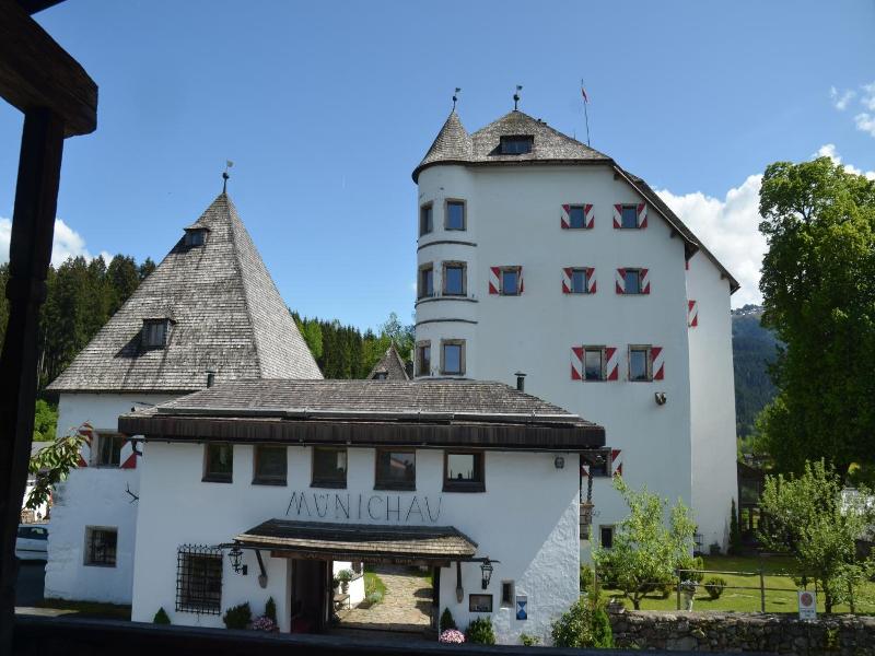 Schloss Munichau image