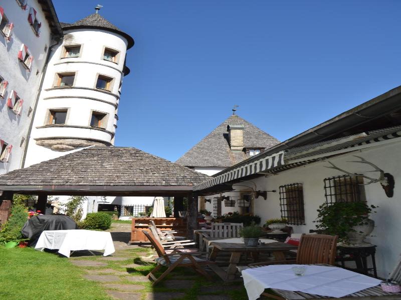 Schloss Munichau image