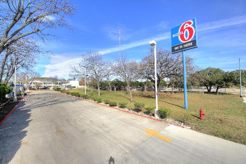 Motel 6 Kerrville image 6