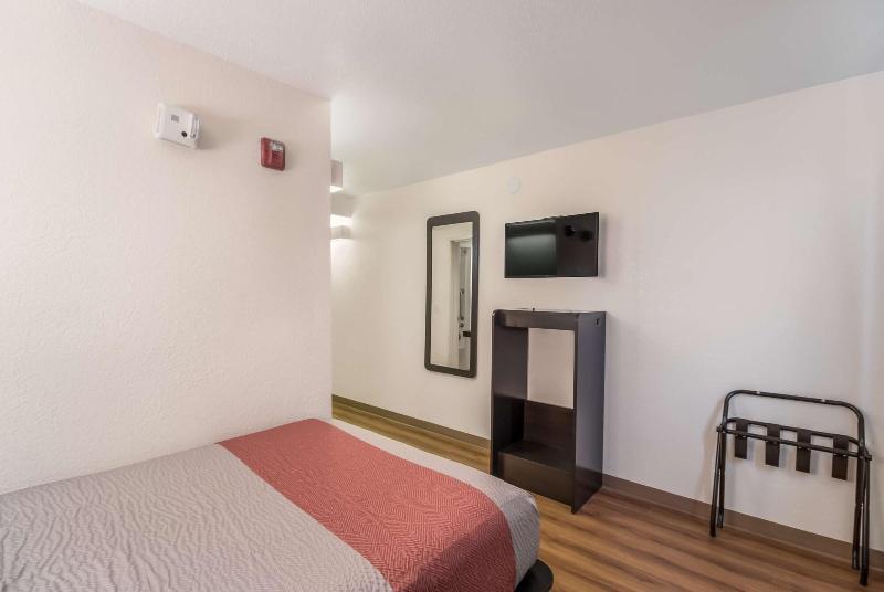 Motel 6 Fargo Nd West Acres North Fargo image