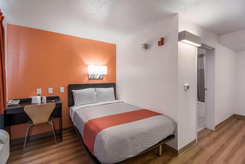 Motel 6 Fargo Nd West Acres North Fargo image