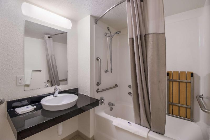 Motel 6 Fargo Nd West Acres North Fargo image
