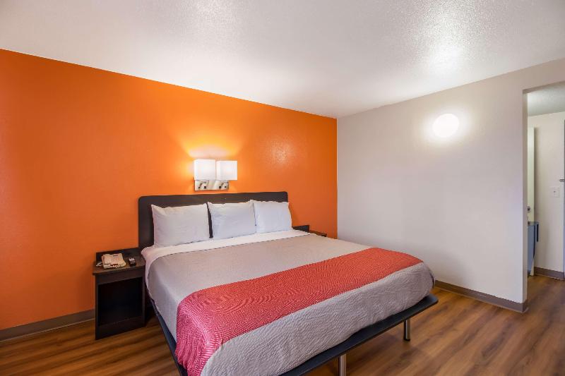 Motel 6 Fargo Nd West Acres North Fargo image