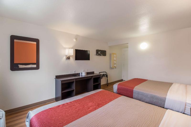Motel 6 Fargo Nd West Acres North Fargo image