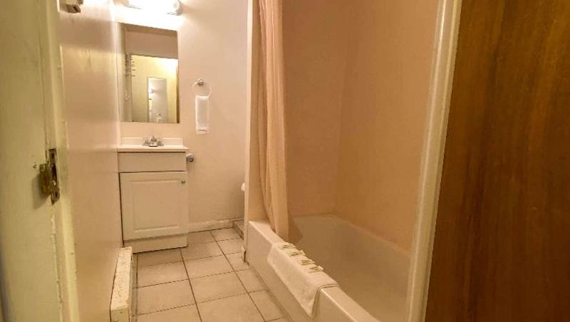 Country Place Inn And Suites image