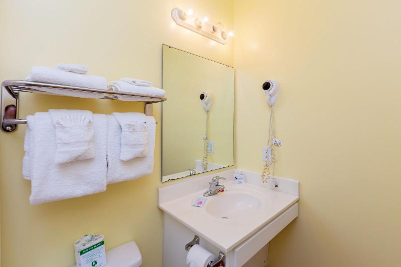 Topsail Shores Inn image