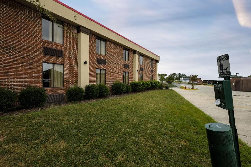 Red Roof Inn & Suites Jacksonville, Nc image