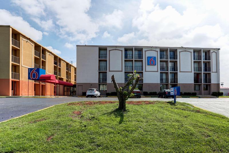 Motel 6 Jackson Tn image