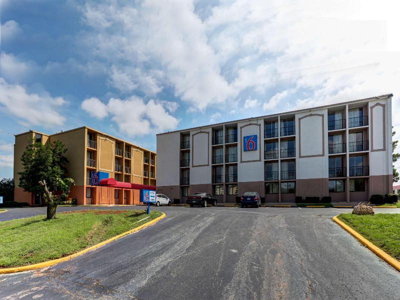 Motel 6 Jackson Tn image
