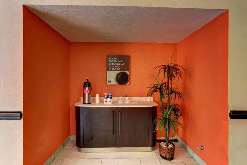 Motel 6 Jackson Tn image