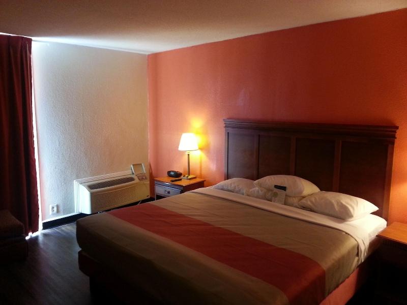Motel 6 Jackson Tn image