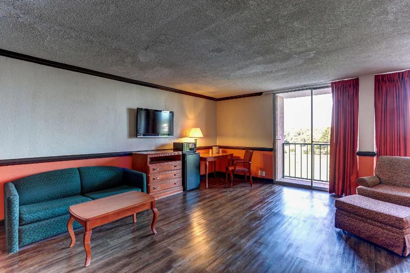 Motel 6 Jackson Tn image