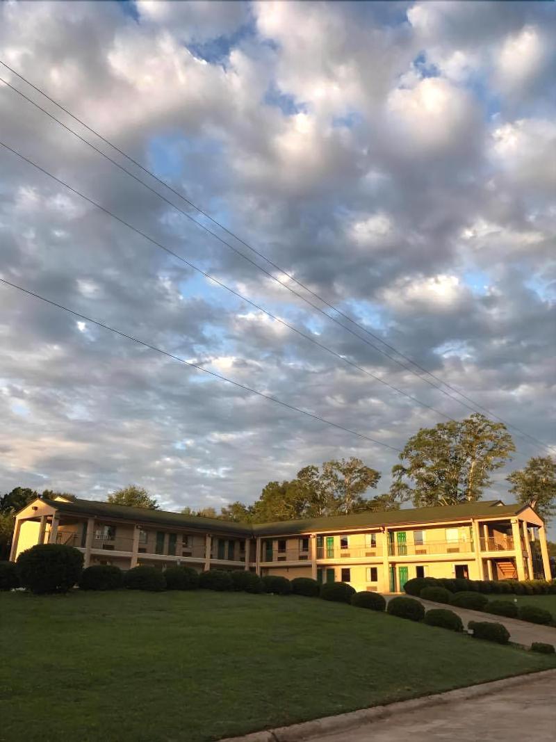 Budgetel Inn Suites Pine Mountain image