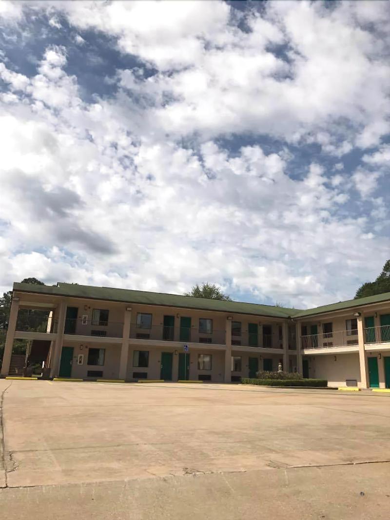 Budgetel Inn Suites Pine Mountain image