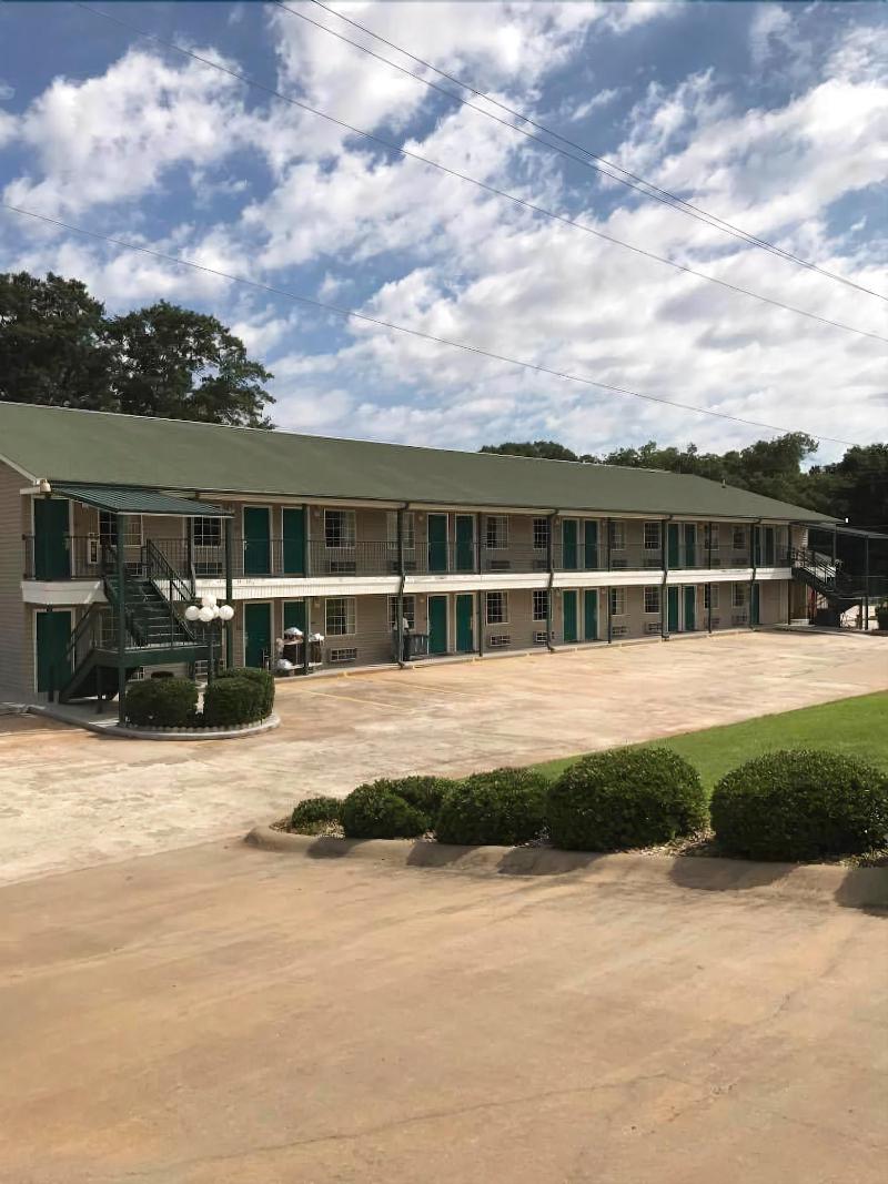 Budgetel Inn Suites Pine Mountain image