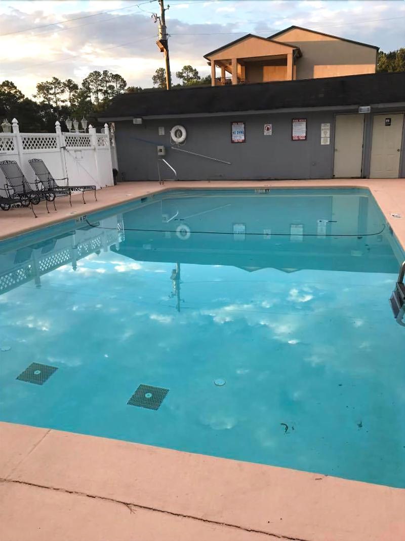 Budgetel Inn Suites Pine Mountain image